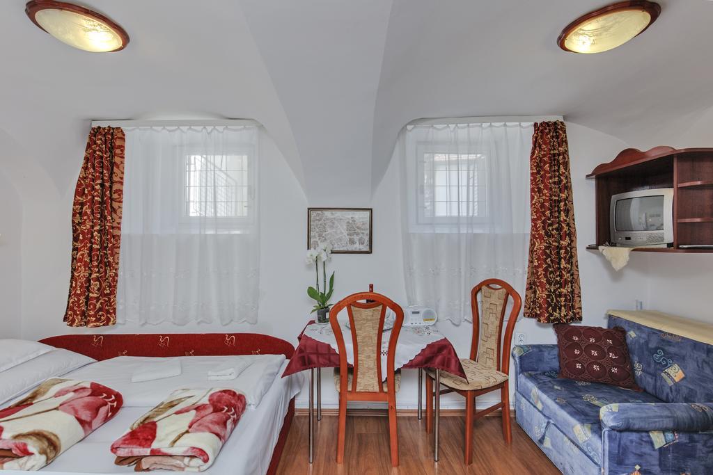 Barokk Vendeghaz Hotel เอ็กเกอร์ ภายนอก รูปภาพ
