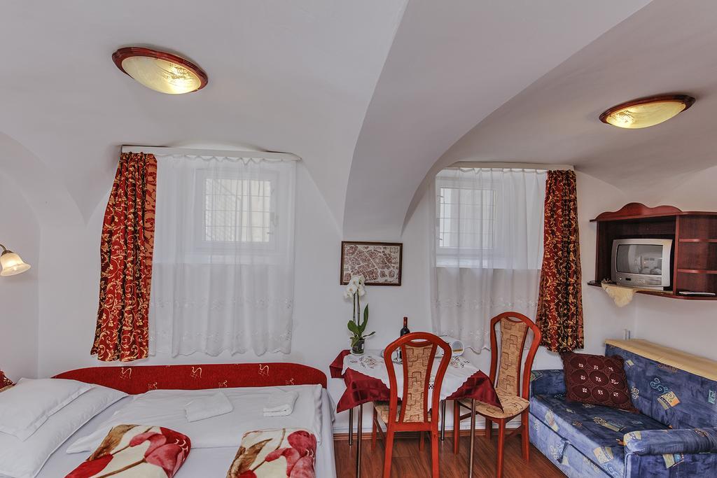 Barokk Vendeghaz Hotel เอ็กเกอร์ ภายนอก รูปภาพ