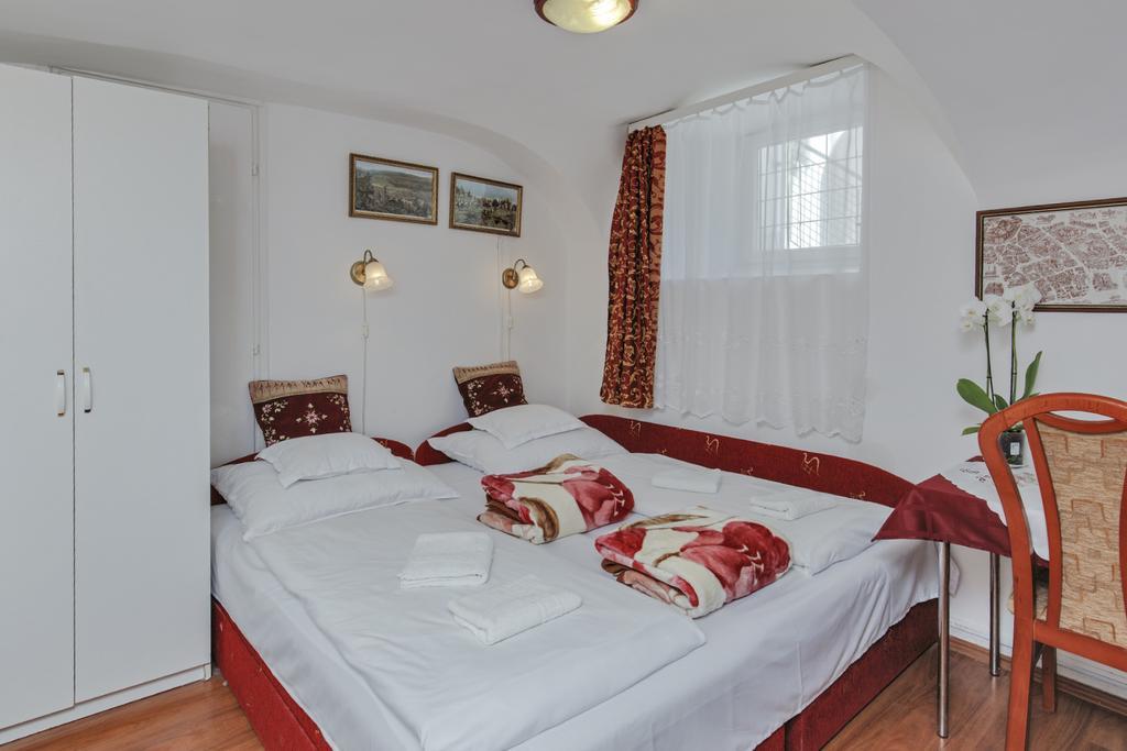 Barokk Vendeghaz Hotel เอ็กเกอร์ ภายนอก รูปภาพ