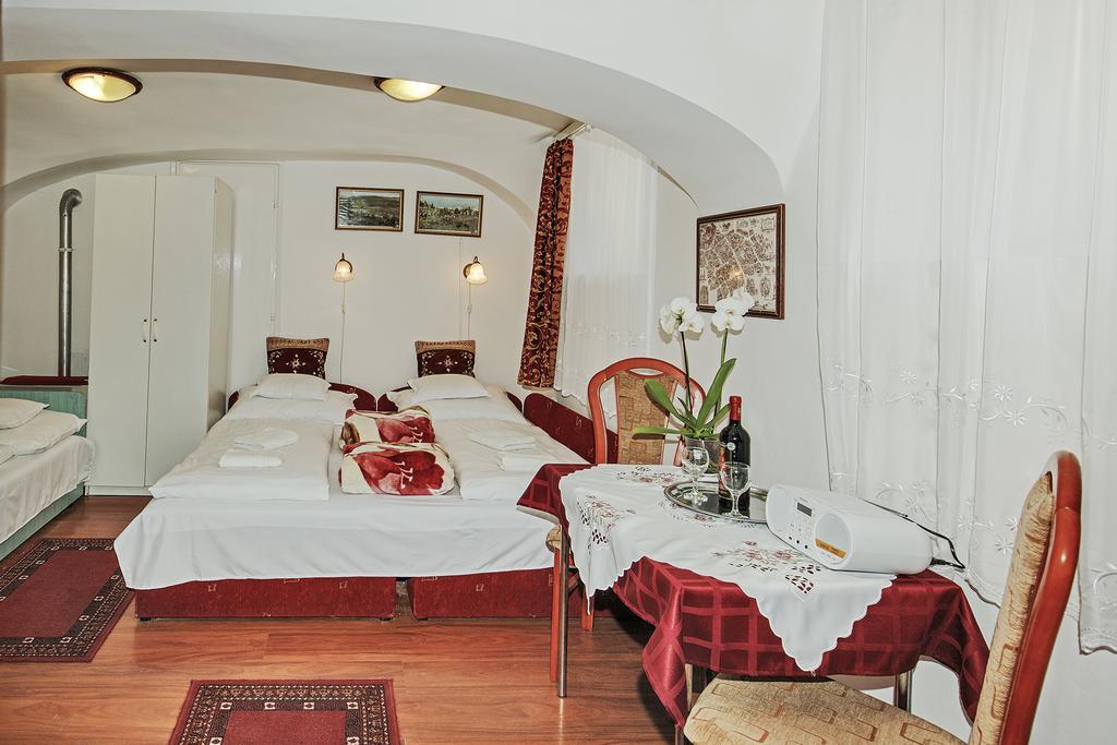 Barokk Vendeghaz Hotel เอ็กเกอร์ ภายนอก รูปภาพ